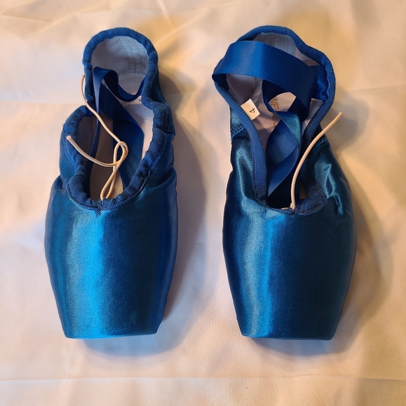 Wewesale Pointe Shoe Size 4 - Picture 1 of 3